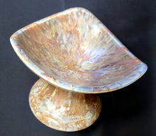 Lade das Bild in den Galerie-Viewer, SCHALE MIT STANDFUß - Keramik / Steingut, Farblich Meliertes Gerundete Ecken Dreieck Form Motiv Dekor, Handarbeit (nBC)