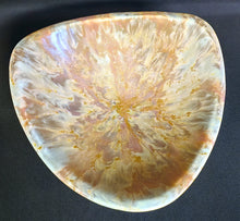 Lade das Bild in den Galerie-Viewer, SCHALE MIT STANDFUß - Keramik / Steingut, Farblich Meliertes Gerundete Ecken Dreieck Form Motiv Dekor, Handarbeit (nBC)