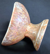 Lade das Bild in den Galerie-Viewer, SCHALE MIT STANDFUß - Keramik / Steingut, Farblich Meliertes Gerundete Ecken Dreieck Form Motiv Dekor, Handarbeit (nBC)