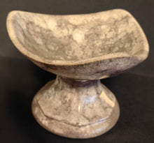 Lade das Bild in den Galerie-Viewer, SCHALE MIT STANDFUß - Keramik / Steingut, Farblich Meliertes Gerundete Ecken Dreieck Form Motiv Dekor, Handarbeit (nBC)