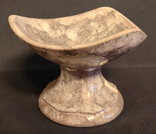 Lade das Bild in den Galerie-Viewer, SCHALE MIT STANDFUß - Keramik / Steingut, Farblich Meliertes Gerundete Ecken Dreieck Form Motiv Dekor, Handarbeit (nBC)