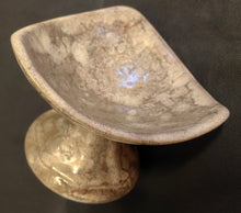 Lade das Bild in den Galerie-Viewer, SCHALE MIT STANDFUß - Keramik / Steingut, Farblich Meliertes Gerundete Ecken Dreieck Form Motiv Dekor, Handarbeit (nBC)