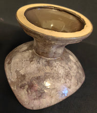 Lade das Bild in den Galerie-Viewer, SCHALE MIT STANDFUß - Keramik / Steingut, Farblich Meliertes Gerundete Ecken Dreieck Form Motiv Dekor, Handarbeit (nBC)