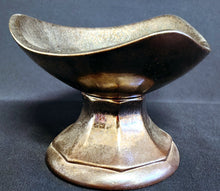 Lade das Bild in den Galerie-Viewer, SCHALE MIT STANDFUß - Keramik / Steingut, Farblich Meliertes Gerundete Ecken Dreieck Form Motiv Dekor, Handarbeit (nBC)