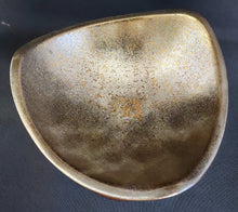 Lade das Bild in den Galerie-Viewer, SCHALE MIT STANDFUß - Keramik / Steingut, Farblich Meliertes Gerundete Ecken Dreieck Form Motiv Dekor, Handarbeit (nBC)