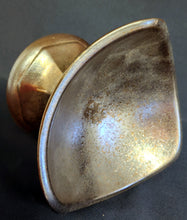 Lade das Bild in den Galerie-Viewer, SCHALE MIT STANDFUß - Keramik / Steingut, Farblich Meliertes Gerundete Ecken Dreieck Form Motiv Dekor, Handarbeit (nBC)