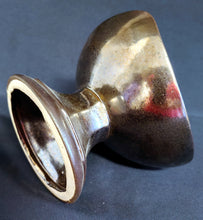 Lade das Bild in den Galerie-Viewer, SCHALE MIT STANDFUß - Keramik / Steingut, Farblich Meliertes Gerundete Ecken Dreieck Form Motiv Dekor, Handarbeit (nBC)