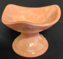 Lade das Bild in den Galerie-Viewer, SCHALE MIT STANDFUß - Keramik / Steingut, Farblich Meliertes Gerundete Ecken Dreieck Form Motiv Dekor, Handarbeit (nBC)