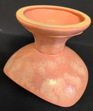 Lade das Bild in den Galerie-Viewer, SCHALE MIT STANDFUß - Keramik / Steingut, Farblich Meliertes Gerundete Ecken Dreieck Form Motiv Dekor, Handarbeit (nBC)