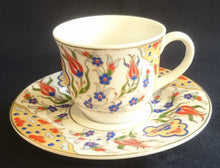 Lade das Bild in den Galerie-Viewer, MOCCA UNTERTASSE "Junbostar" - Porzellan, Goldrand Linien Flora Blumenblüten Pflanzen Motiv Dekor (BC)