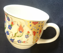 Lade das Bild in den Galerie-Viewer, MOCCA~ KAFFEETASSE "Junbostar" - Porzellan, Goldrand Linien Flora Blumenblüten Pflanzen Motiv Dekor