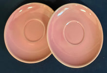 Lade das Bild in den Galerie-Viewer, 2er Set ESPRESSO UNTERTASSEN - Porzellan, Rosa Färbiges Motiv Dekor