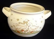 Lade das Bild in den Galerie-Viewer, BEILAGENTERRINE OHNE DECKEL "Gänseglück" - Keramik / Steingut, Gans Gänse Wiese Herzen Motiv Dekor, Designer R. Lumm