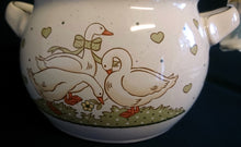 Lade das Bild in den Galerie-Viewer, BEILAGENTERRINE OHNE DECKEL "Gänseglück" - Keramik / Steingut, Gans Gänse Wiese Herzen Motiv Dekor, Designer R. Lumm