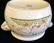 Lade das Bild in den Galerie-Viewer, BEILAGENTERRINE OHNE DECKEL "Gänseglück" - Keramik / Steingut, Gans Gänse Wiese Herzen Motiv Dekor, Designer R. Lumm