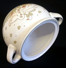 Lade das Bild in den Galerie-Viewer, BEILAGENTERRINE OHNE DECKEL "Gänseglück" - Keramik / Steingut, Gans Gänse Wiese Herzen Motiv Dekor, Designer R. Lumm