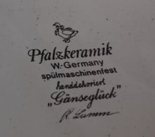 Lade das Bild in den Galerie-Viewer, BEILAGENTERRINE OHNE DECKEL "Gänseglück" - Keramik / Steingut, Gans Gänse Wiese Herzen Motiv Dekor, Designer R. Lumm