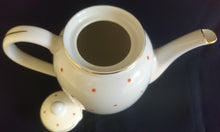 Lade das Bild in den Galerie-Viewer, GROßE KAFFEEKANNE MIT DECKEL "Floss" - Porzellan, Goldrand Linien Punkte Tupfen Kreise Motiv Dekor (BC)