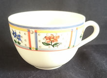 Lade das Bild in den Galerie-Viewer, TEETASSE "Flirt" - Porzellan, Flora Blumenblüten Pflanzen Linien Streifen Rand Motiv Dekor