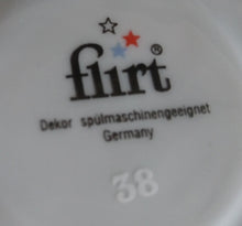 Lade das Bild in den Galerie-Viewer, 15 Teiliges TEESERVICE "Flirt" - Porzellan, Flora Blumenblüten Pflanzen Linien Streifen Rand Motiv Dekor