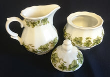 Lade das Bild in den Galerie-Viewer, 5er Set TEEKANNE & MILCHKÄNNCHEN & ZUCKERDOSE + DECKEL - Porzellan, Flora Weinblatt Blätter Pflanzen Ranken Motiv Dekor