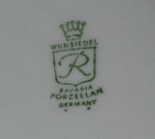 Lade das Bild in den Galerie-Viewer, BLUMENVASEN ~KRUG - Porzellan, Einfärbig Senkrechte Relief Wölbungen Motiv Dekor