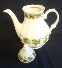 Lade das Bild in den Galerie-Viewer, TEEKANNE MIT DECKEL - Porzellan, Flora Weinblatt Blätter Laub Pflanzen Ranken Motiv Dekor