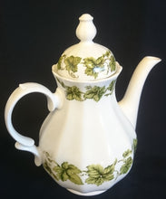 Lade das Bild in den Galerie-Viewer, 5er Set TEEKANNE & MILCHKÄNNCHEN & ZUCKERDOSE + DECKEL - Porzellan, Flora Weinblatt Blätter Pflanzen Ranken Motiv Dekor