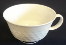 Lade das Bild in den Galerie-Viewer, 2er Set 3er KAFFEEGEDECK - Fine China Porzellan, Karo Relief Echt Kobalt Breite Linien Balken Motiv Dekor (BC)