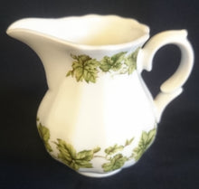 Lade das Bild in den Galerie-Viewer, 5er Set TEEKANNE & MILCHKÄNNCHEN & ZUCKERDOSE + DECKEL - Porzellan, Flora Weinblatt Blätter Pflanzen Ranken Motiv Dekor