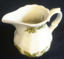 Lade das Bild in den Galerie-Viewer, 3er Set MILCHKÄNNCHEN & ZUCKERDOSE + DECKEL - Porzellan, Flora Weinblatt Blätter Pflanzen Ranken Motiv Dekor