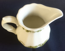 Lade das Bild in den Galerie-Viewer, 3er Set MILCHKÄNNCHEN & ZUCKERDOSE + DECKEL - Porzellan, Flora Weinblatt Blätter Pflanzen Ranken Motiv Dekor