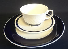 Lade das Bild in den Galerie-Viewer, 2er Set UNTERTASSEN - Fine China Porzellan, Echt Kobalt Klassisch Zweifarbig Dekor