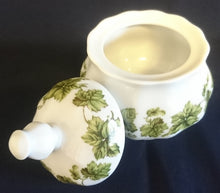 Lade das Bild in den Galerie-Viewer, 5er Set TEEKANNE & MILCHKÄNNCHEN & ZUCKERDOSE + DECKEL - Porzellan, Flora Weinblatt Blätter Pflanzen Ranken Motiv Dekor