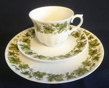 Lade das Bild in den Galerie-Viewer, 2er Set UNTERTASSEN - Porzellan, Flora Weinblatt Blätter Pflanzen Ranken Motiv Dekor