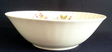 Lade das Bild in den Galerie-Viewer, SALATSCHÜSSEL - Porzellan, Flora Rosenblumen Blütenknospen Linien Wellen Relief Motiv Dekor