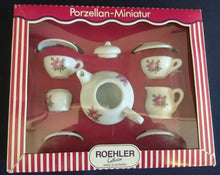 Lade das Bild in den Galerie-Viewer, 10 Teiliges MINIATUR KAFFEESERVICE - Porzellan, Flora Rosenblüten Blume Pflanzen Motiv Dekor