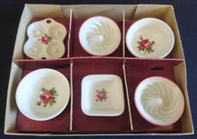 Lade das Bild in den Galerie-Viewer, 6er Set MINIATUR BACKFORMEN & SCHÜSSELN - Porzellan, Flora Rosenblüten Blume Pflanzen Motiv Dekor
