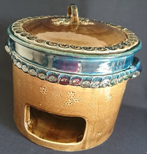 Lade das Bild in den Galerie-Viewer, FONDUE SET (4 Teilig) "Brotzeit" "Studio Linie" - Keramik / Steingut & Metall, Antikes Abstraktes Kreise Striche Blüten Motiv Dekor, Bjön Wiinblad Design (BC)