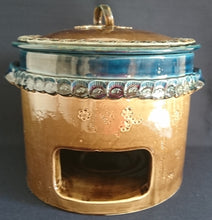 Lade das Bild in den Galerie-Viewer, FONDUE SET (4 Teilig) "Brotzeit" "Studio Linie" - Keramik / Steingut & Metall, Antikes Abstraktes Kreise Striche Blüten Motiv Dekor, Bjön Wiinblad Design (BC)