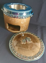 Lade das Bild in den Galerie-Viewer, FONDUE SET (4 Teilig) "Brotzeit" "Studio Linie" - Keramik / Steingut & Metall, Antikes Abstraktes Kreise Striche Blüten Motiv Dekor, Bjön Wiinblad Design (BC)