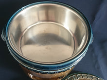 Lade das Bild in den Galerie-Viewer, FONDUE SET (4 Teilig) "Brotzeit" "Studio Linie" - Keramik / Steingut & Metall, Antikes Abstraktes Kreise Striche Blüten Motiv Dekor, Bjön Wiinblad Design (BC)