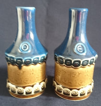 Lade das Bild in den Galerie-Viewer, 2er Set ESSIG & ÖL FLÄSCHCHEN OHNE VERSCHLUß "Brotzeit" "Studio Linie" - Keramik / Steingut, Antikes Abstraktes Kreise Striche Blüten Motiv Dekor, Bjön Wiinblad Design (BC)