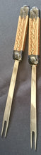 Lade das Bild in den Galerie-Viewer, 2er Set FONDUEGABELN "Studio Linie" "Brotzeit" - Edelstahl 18/0 & Keramik / Steingut, Antikes Abstraktes Holzartiges Meliertes Motiv Dekor