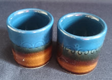 Lade das Bild in den Galerie-Viewer, 6er Set GETRÄNKEFLASCHE -KARAFFE & GETRÄNKEBECHER -KURZE / SHOTS "Brotzeit" "Studio Linie" - Keramik / Steingut, Antikes Abstraktes Kreise Striche Blüten Motiv Dekor, Bjön Wiinblad Design (BC)