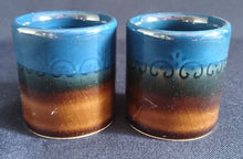 Lade das Bild in den Galerie-Viewer, 6er Set GETRÄNKEFLASCHE -KARAFFE & GETRÄNKEBECHER -KURZE / SHOTS "Brotzeit" "Studio Linie" - Keramik / Steingut, Antikes Abstraktes Kreise Striche Blüten Motiv Dekor, Bjön Wiinblad Design (BC)