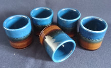 Lade das Bild in den Galerie-Viewer, 5er Set GETRÄNKEBECHER -KURZE / SHOTS "Brotzeit" "Studio Linie" - Keramik / Steingut, Antikes Abstraktes Kreise Striche Blüten Motiv Dekor, Bjön Wiinblad Design (BC)