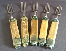 Lade das Bild in den Galerie-Viewer, 2er Set TAFELGABEL "Studio Linie" "Brotzeit" - Edelstahl 18/0 & Keramik / Steingut, Antikes Abstraktes Holzartiges Meliertes Motiv Dekor