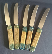 Lade das Bild in den Galerie-Viewer, 5er Set TAFELMESSER "Studio Linie" "Brotzeit" - Edelstahl 18/0 & Keramik / Steingut, Antikes Abstraktes Holzartiges Meliertes Motiv Dekor