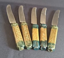 Lade das Bild in den Galerie-Viewer, 5er Set TAFELMESSER "Studio Linie" "Brotzeit" - Edelstahl 18/0 & Keramik / Steingut, Antikes Abstraktes Holzartiges Meliertes Motiv Dekor